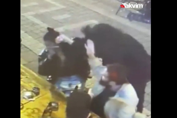 (UZNEMIRUJUĆI VIDEO) Zapalila devojku pred njenim prijateljima u punom kafiću! Polila je kolonjskom vodom i izvukla upaljač: "Imala sam tu potrebu!"