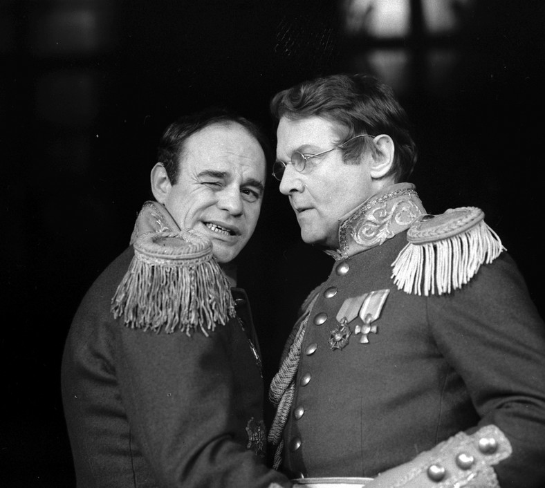 Roman Wilhelmi i Leonard Pietraszak w sztuce "Tryptyk listopadowy" w Teatrze Ateneum [1978]