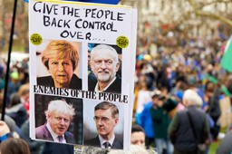 Wielopiętrowa gra sprzeczności. Jak dużo na brexicie straci Unia Europejska? [WYWIAD]