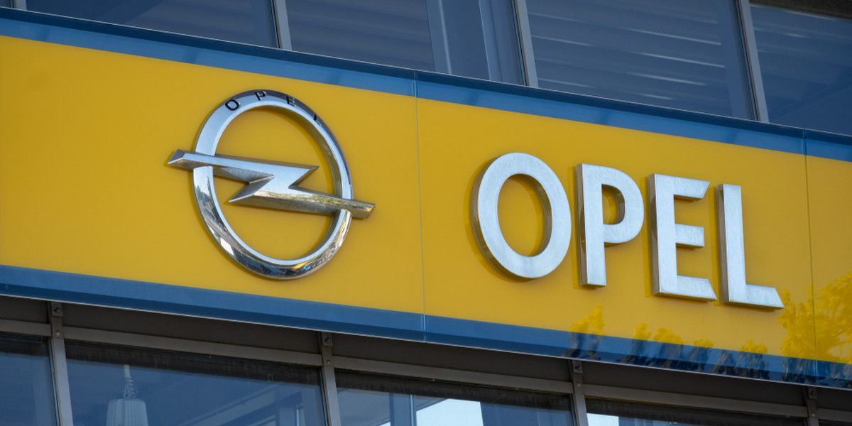 Gazeta pisze, że według informacji związków zawodowych do powstającej w Gliwicach fabryki PSA Manufacturing Poland zatrudniło ok. 80 osób. Tych samych, które odeszły z działającej tuż obok zakładu spółki Opel Manufacturing Poland.