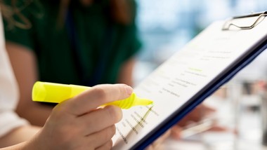 nowe przepisy nie nakazują wprost umieszczać widełek płacowych w ogłoszeniach o pracę