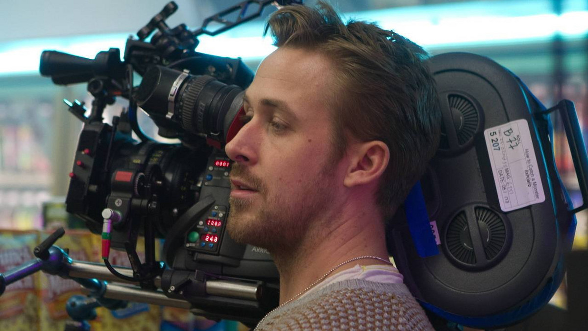 W kinach możemy właśnie oglądać „Lost River” – reżyserski debiut jednego z najpopularniejszych w ostatnich latach hollywoodzkich aktorów, Ryana Goslinga. Film został chłodno przyjęty na zeszłorocznym festiwalu filmowym w Cannes i długo nie mógł znaleźć dystrybutora. Po raz kolejny krytycy na całym świecie zaczęli się zastanawiać – czy aktor za kamerą to na pewno dobry pomysł?