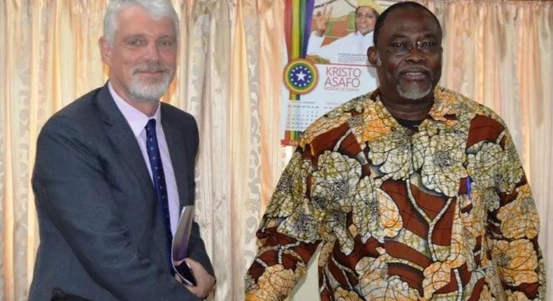 William Hanna (L) and Ghana's Trade Minister Spio Garbrah