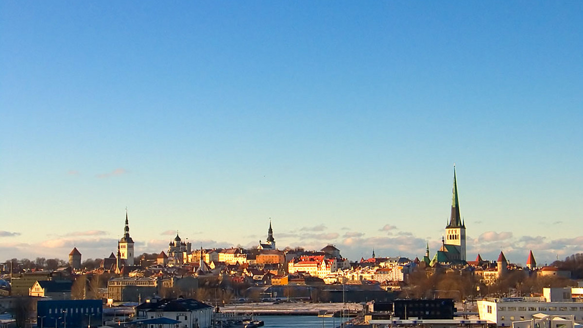 Władze Tallinna przyjęły w czwartek ustawę wprowadzającą bezpłatny transport publiczny. Opłaty za przejazd autobusem czy tramwajem zostaną zniesione od 2013 roku. Ustawa wprowadza w życie decyzję podjętą przez mieszkańców Tallinna w marcowym referendum