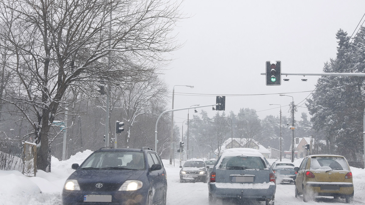 Do Polski wróciła zima w pełnej krasie i wszystko wskazuje na to, że będzie trzymać przynajmniej do końca przyszłego tygodnia. W Polsce południowej i południowo-wschodniej pada i będzie padał śnieg. Jeszcze nie intensywnie, ale na drogach robi się biało, co utrudnia ruch. Chmur nad krajem będzie dużo. W niedziele będzie padało już w całej Polsce.