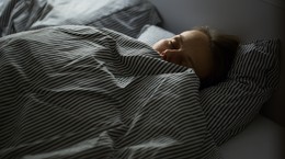 Es mejor quedarse dormido en este momento.  Es importante para la salud