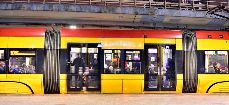 Warszawa: w autobusach i tramwajach usłyszymy głos Tomasza Knapika i jego syna Macieja