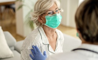 Stan zagrożenia epidemicznego został przedłużony. Do kiedy maseczki w przychodniach i aptekach?