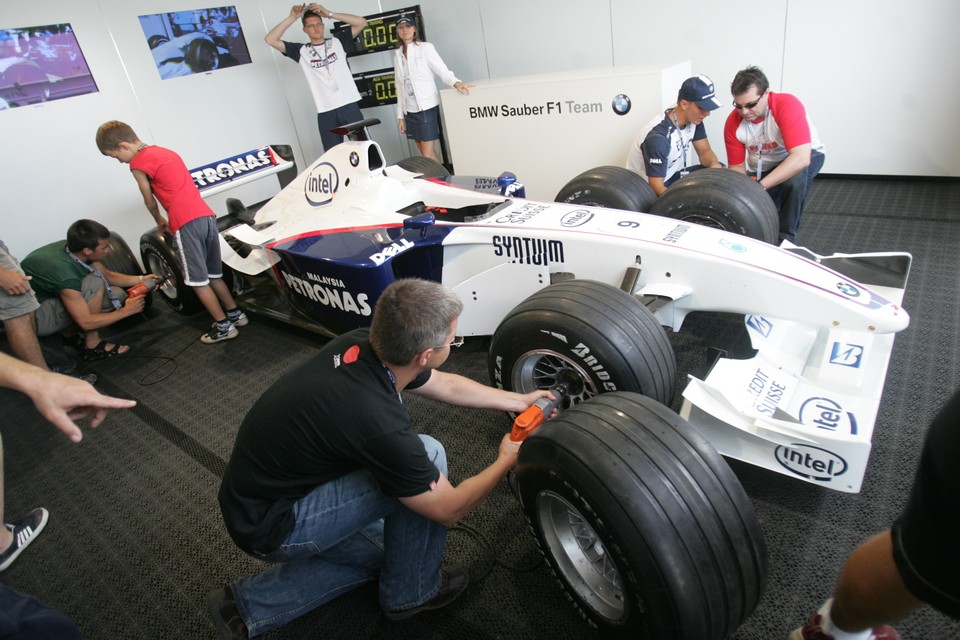 WYŚCIGI SAMOCHODOWE F1 BMW SAUBER PIT LANE PARK