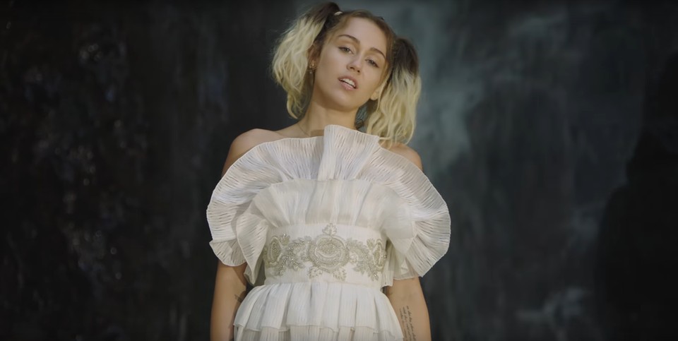 Miley Cyrus w teledysku do "Malibu"