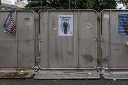 Jeden człowiek, dwa słowa i cień... To była niezapomniana okładka DGP. Dziś została nagrodzona