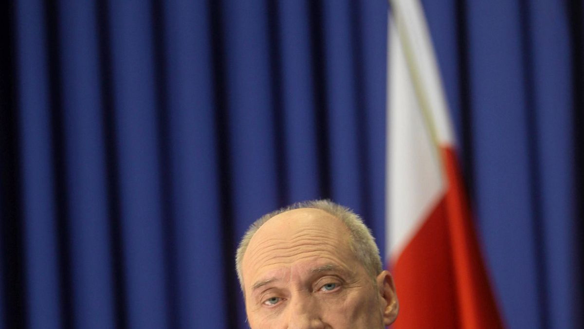 Antoni Macierewicz u boku Jarosława Kaczyńskiego znów wykonał misję specjalną na rzecz radykalnej polskiej prawicy. Otwarte jednak pozostaje pytanie, czy jak każda, niemal od 4 czerwca 1992 roku, także ta będzie misją samobójczą - pisze Witold Głowacki.