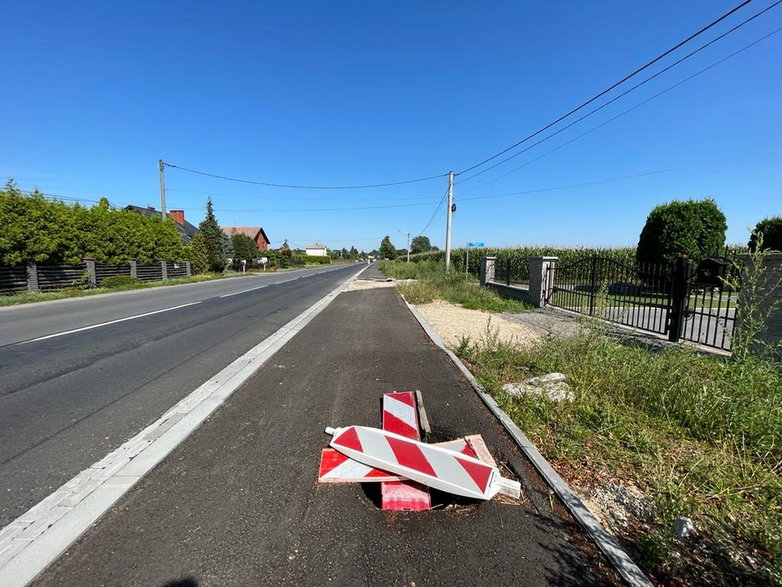 Budowa ścieżki rowerowej - Wisła Wielka, ul. Cieszyńska - 05.08.2022 - autor: pless.pl