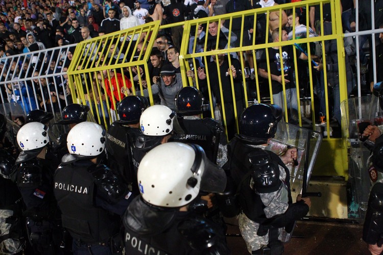 Skandal na meczu w Belgradzie. Zdalnie sterowany obiekt latający z flagą wywołał awanturę