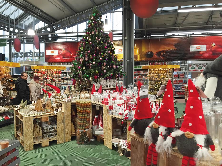 Az egyik áruházban feldíszített fa is
segíti a karácsonyra hangolódást