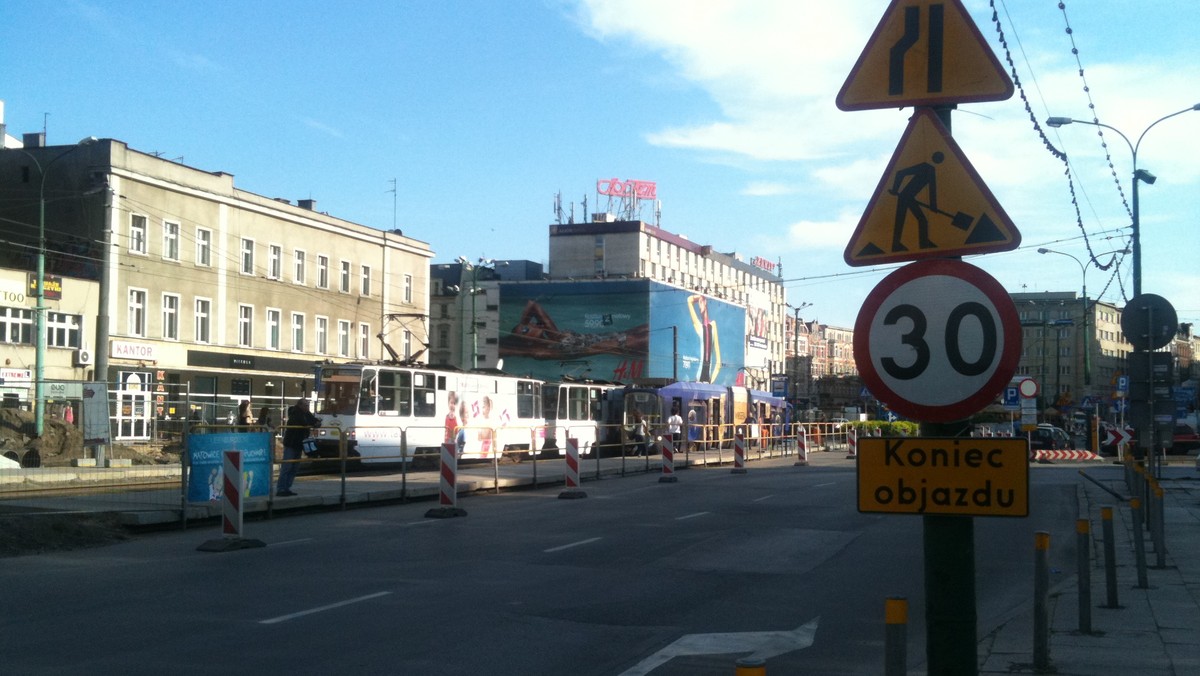 Kolejne zmiany w kursowaniu tramwajów w centrum Katowic. W związku z przebudową Rynku od piątku do poniedziałku tramwaj linii nr 16 nie będzie jeździł. W zamian wprowadzona zostanie autobusowa komunikacja zastępcza o numerach T16 oraz T40.