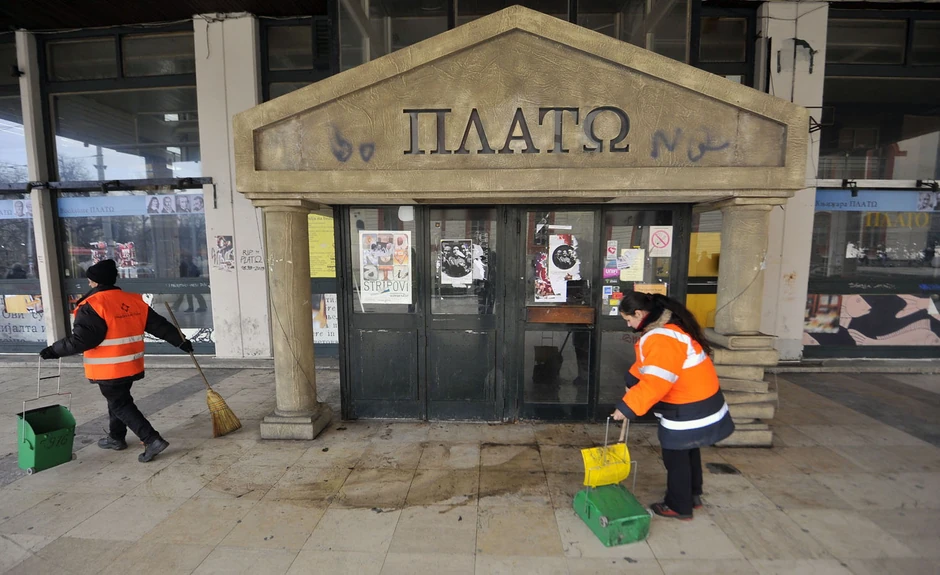 Radnici "Čistoće" uredili su ulaz u nekadašnju knjižaru i klub