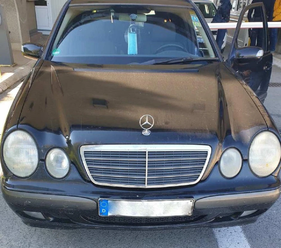 Auto u kom su bili sakriveni srebrni novčići