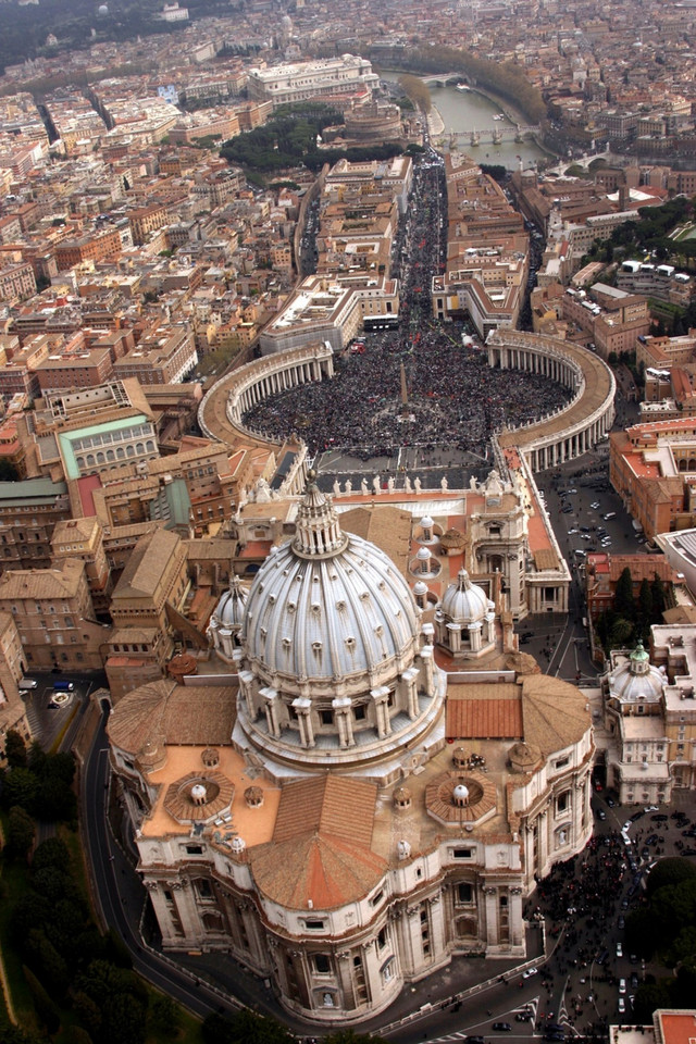 W dniu pogrzebu do Rzymu miały przybyć od 2 do 4 mln pielgrzymów. Niektóre źródła mówiły o 5 mln