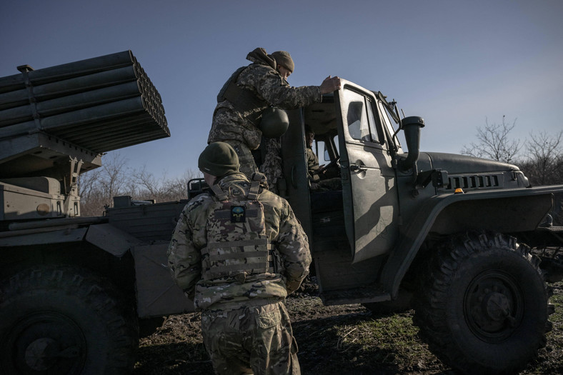 Ukraińscy żołnierze przygotowują się do ostrzału artyleryjskiego w kierunku Awdijiwki w obwodzie donieckim, 28 listopada 2023 r.