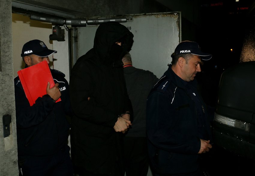Były rektor Collegium Humanum Paweł Cz. wyprowadzany po przesłuchaniu w wydziale zamiejscowym Prokuratury Krajowej w Katowicach