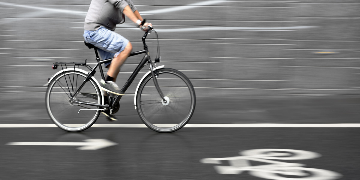 Rowerzysta w mieście na ścieżce rowerowej