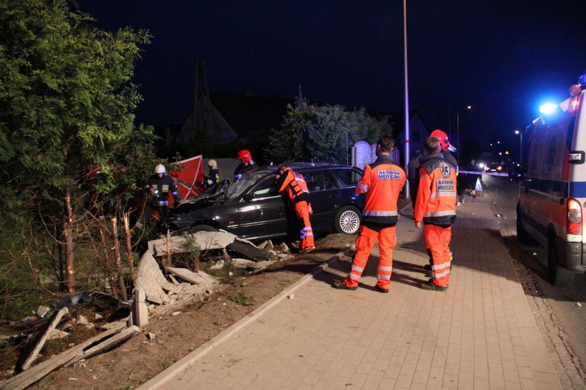 Tragiczny wypadek na Oświęcimskiej w Opolu. BMW wjechało w betonowy płot
