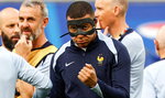 Kylian Mbappe w masce Zorro.  Francuz znów na boisku. Czy zagra z Polską?