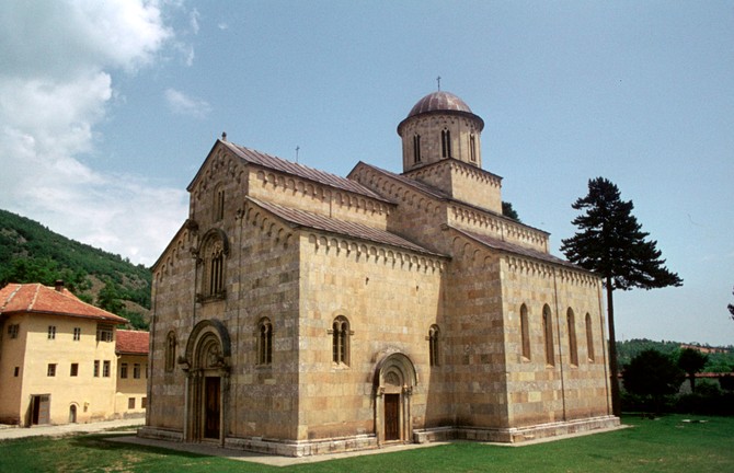 Neka od najstarijih srpskih prezimena pominju se u Dečanskoj povelji iz 1330. godine