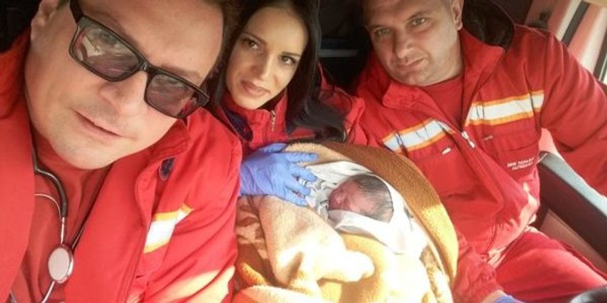 Ekipa Hitne pomoći sa bebom