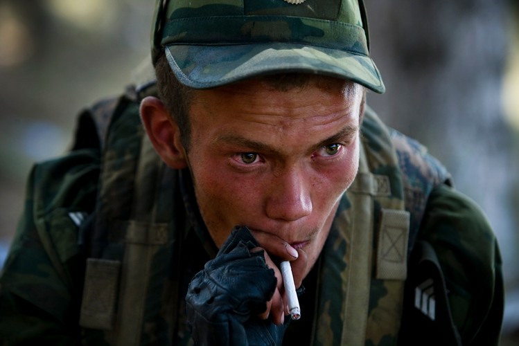 Rosyjski żołnierz pali papierosa, tuż po wkroczeniu do Gori, 13 sierpnia 2008