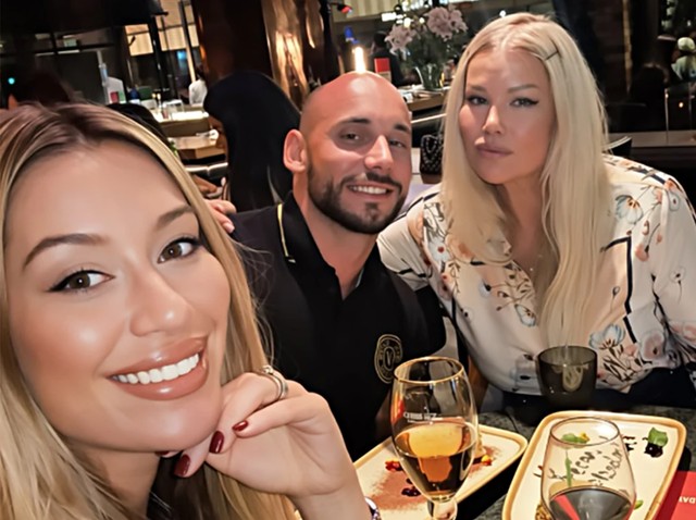 Tea Tairović sa suprugom i majkom