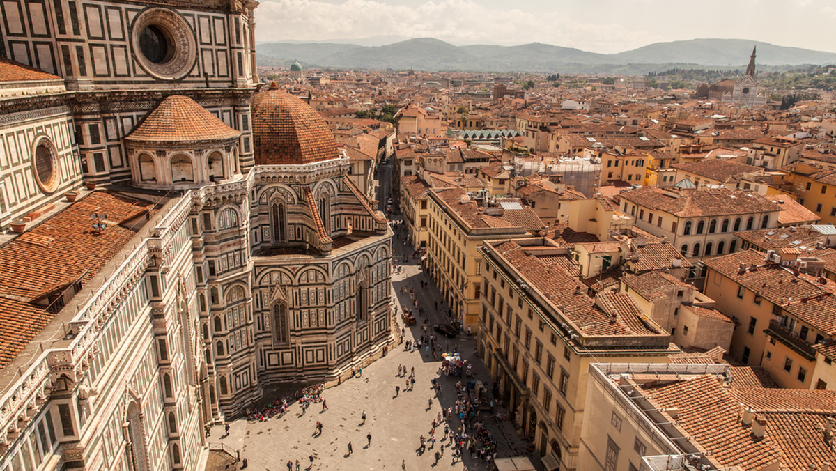 Władze Florencji w oryginalny sposób będą walczyć ze zwyczajem urządzania przez turystów pikników na schodach kościołów i zabytków oraz na chodnikach. W porze obiadu, gdy ludzie siadają tam z kanapką lub kawałkiem pizzy, schody i chodniki będą polewane wodą.