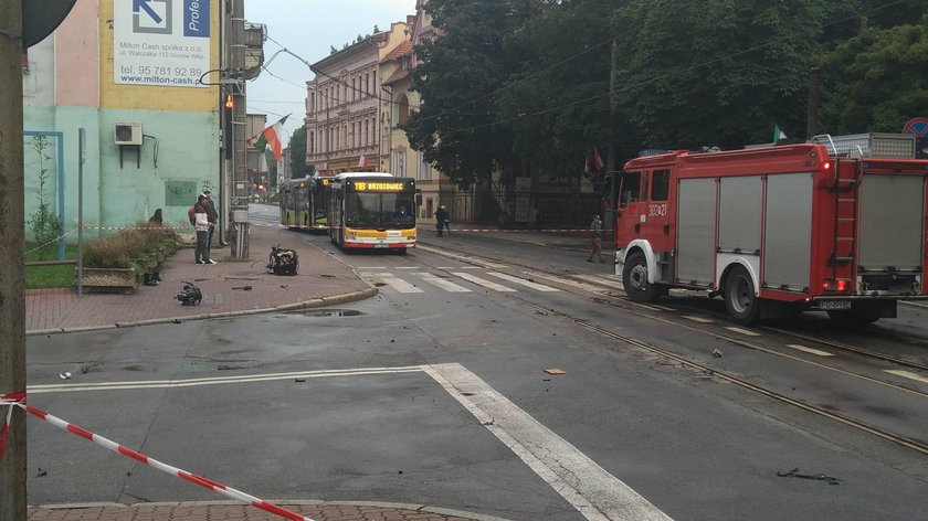 Samochód uderzył w słup. Nastolatka walczy o życie