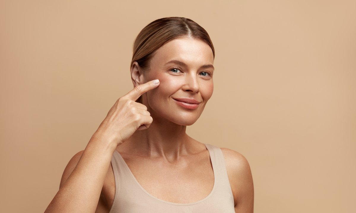 Ten krem unosi opadające powieki jak dźwignia. Efekt napinającego liftingu bez skalpela