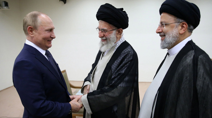 A legfőbb iráni vezető hivatala által közzétett képen Ali Hamenei ajatolláh, Irán legfőbb vallási és politikai vezetője Vlagyimir Putyin orosz elnököt fogadja Ebrahim Raíszi iráni elnök jelenlétében Teheránban 2022. július 19-én. Putyin iráni és török partnerével a 2011 óta tartó szíriai konfliktusról egyeztet az iráni fővárosban., ami önmagában sem hangzik jól, de közben az európai gázról is megszólalt, meg a háborúról / MTI/EPA/A legfőbb iráni vezető hivatala