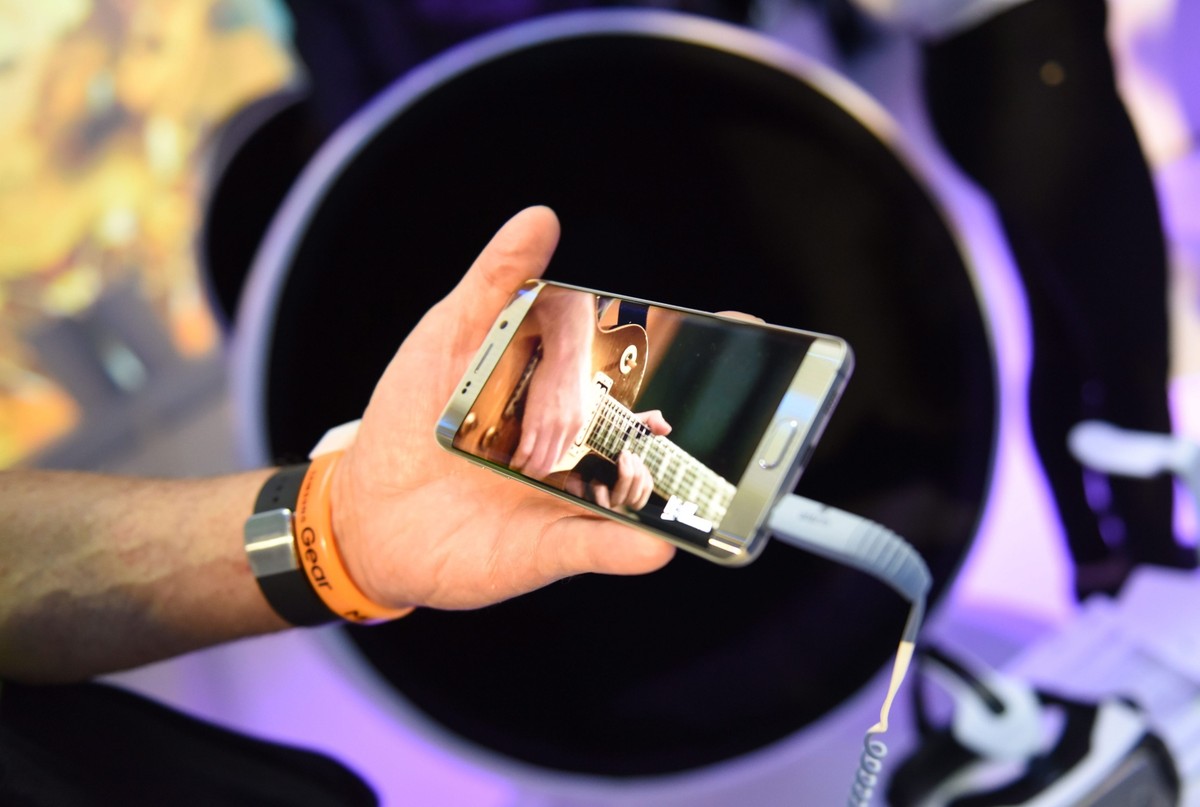 Galaxy S6 Edge Plus, EPA/RAINER JENSEN Dostawca: PAP/EPA. Nieco większy ekran niż w poprzednim modelu - 5.7 cala oraz 4 GB RAM zamiast 3 GB w Edge. oczywiście nadal pozostał zakrzywiony ekran.