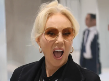 Zbog šlica koji ide preko bokova, Brena pokazala sve na koncertu: Igrač je dohvatio za struk da ne otkrije previše!