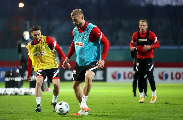 Pomocnicy piłkarskiej reprezentacji Polski - od lewej: Sebastian Kowalczyk, Rafał Augustyniak i Kamil Grosicki podczas treningu kadry na stadionie Legii, w Warszawie