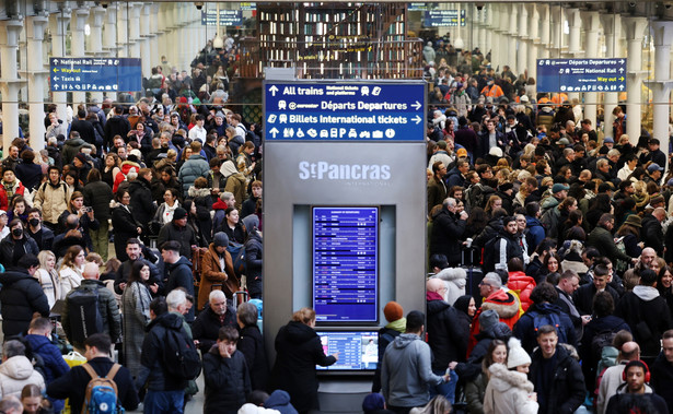 Pasażerowie na terminalu Eurostar na stacji kolejowej St. Pancras w Londynie