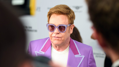 Megbüntették Elton Johnt egy fotó alapján: ezt követte el Caprin
