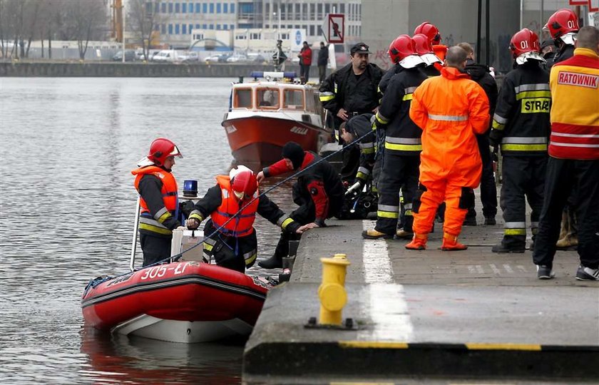 Tragedia w Szczecinie. Samochód wpadł do Odry. ZDJĘCIA