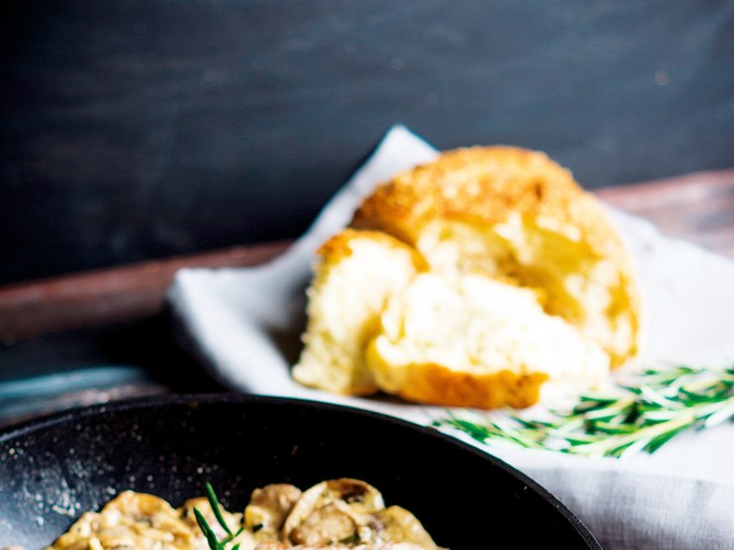 106984_jagnjetina-u-kajmaku-stockphotogrilledporkandmushroomswithcreamsauceontherusticbackground367154222