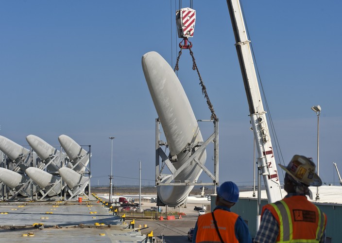 Pierwsze turbiny wykorzystywane do przekształcania energii wiatru w energię elektryczną, w odróżnieniu od wiatraków, używanych do pompowania wody lub mielenia mąki, zostały zbudowane w 1887 r. przez prof. Jamesa Blytha z Anderson’s College w Glasgow w Wielkiej Brytanii. Miał jej używać do zasilania oświetlenia w swoim domu. Z kolei turbiny przemysłowe, generujące nawet 100 kW, powstały w 1931 roku w ZSRR.