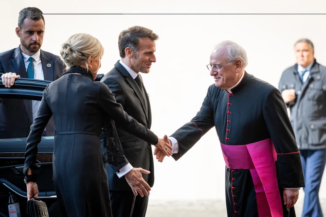 Emanuel i Brižit Makron u poseti papi