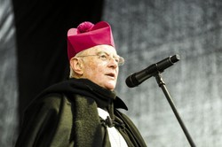 Abp Hoser krytykuje Komorowskiego. "Perwersyjny charakter ustawy o in vitro"