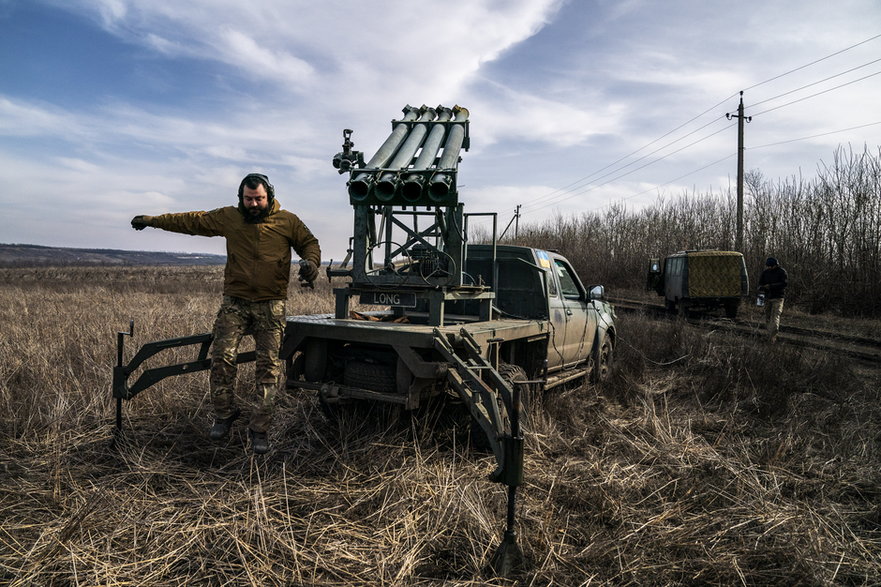 Ukraiński żołnierz przygotowuje się do wystrzelenia pocisków rakietowych nieopodal Bachmutu w obwodzie donieckim, 5 marca 2024 r.