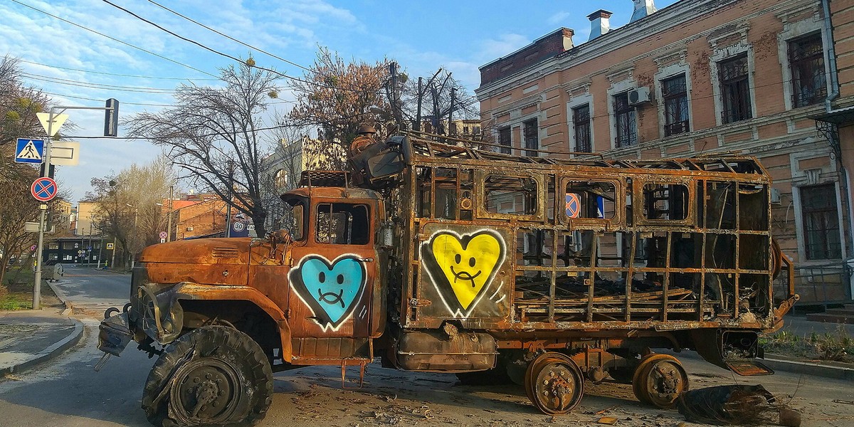 Zniszczenia po rosyjskim ostrzale w Charkowie.