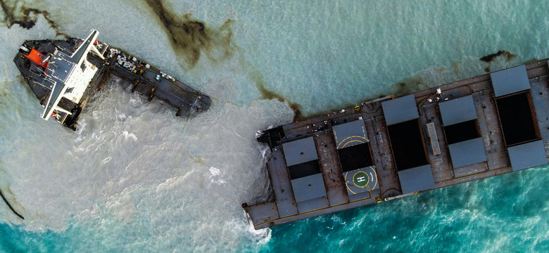 Japoński statek towarowy rozpadł się na dwie części. Ekolodzy mówią o jednej z największych katastrof w historii