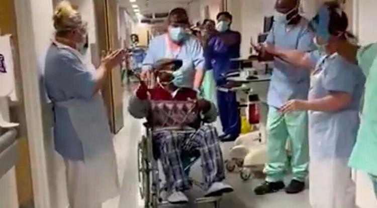 Óriási tapsvihar kíséretében hagyta el a kórházat egy koronavírusból felgyógyult 84 éves nagypapa - megható videó
